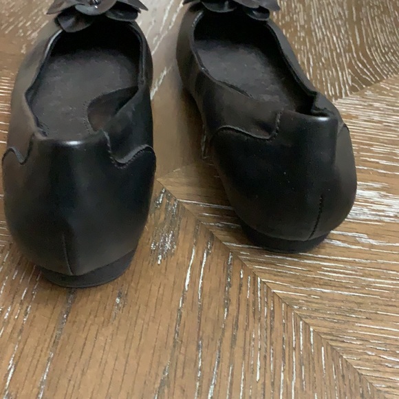 B.O.C. by BORN slip on black ballet flats with decorative flower on toe - Picture 7 of 13
